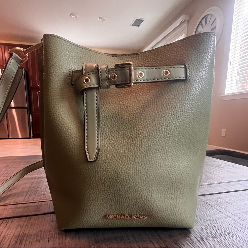 Michael Kors Green Shoulder Bag with Modern Design